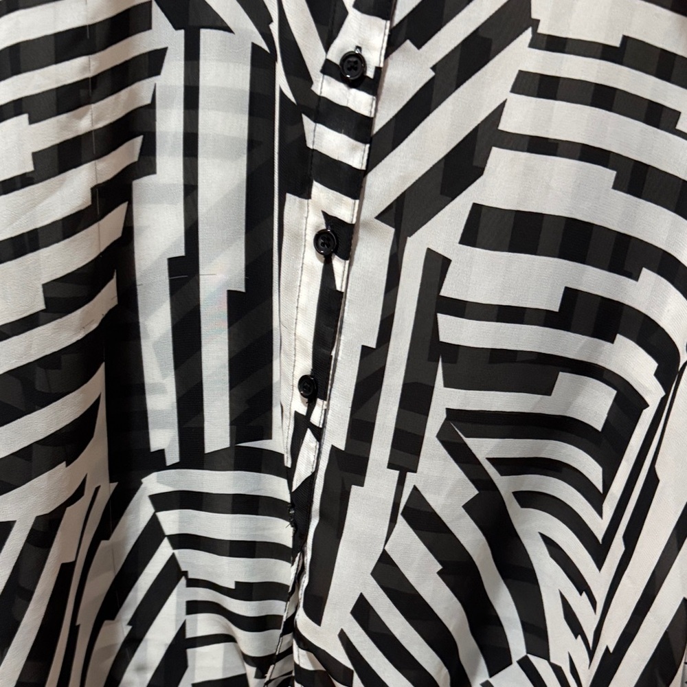Chico's Monochrome Geometric Button Down Shirt Size 3, A0014 - Picture 4 of 9